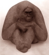 Orangutan sedící, umělý kámen, 1985, 22 cm
